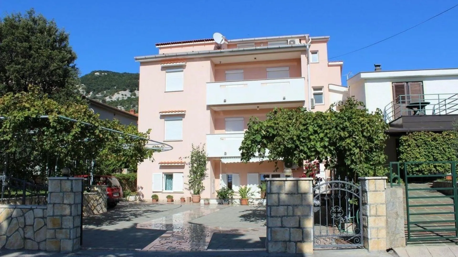 Schoene Wohnung In Baska Mit Eigener Terrasse